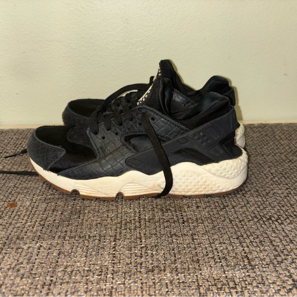 Women’s shoes
G&G size 7
High top Nikes size 5.5Y
Black Nike huaraches size 6 - Picture 5 of 5